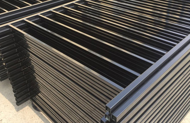 Comparison of Steel and Aluminum Fencing